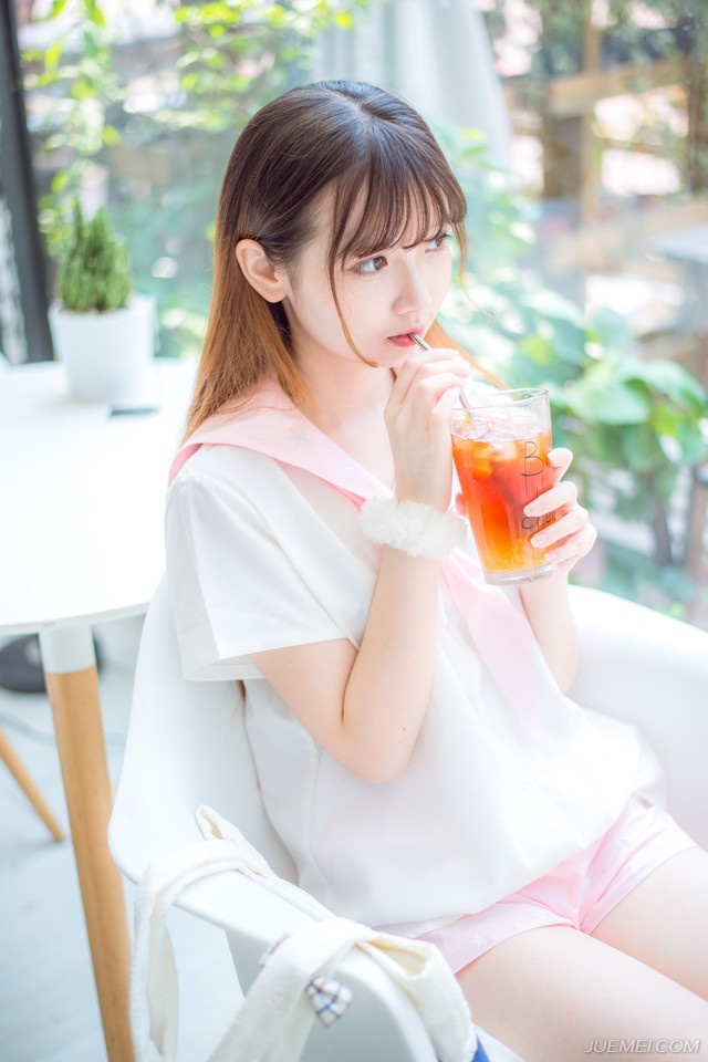 “岳父病了？要不我陪夫人去一趟？”刘璝有些讶然道。